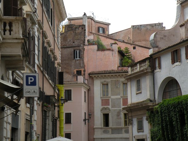  immeuble rose avec petite terrasse